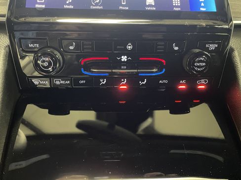 Used 2024 Jeep Grand Cherokee Limited image 14