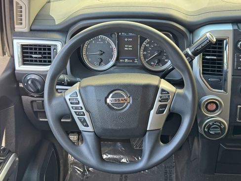 Used 2019 Nissan Titan SV AWD/4WD image 17