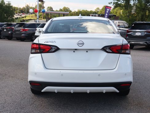 Used 2024 Nissan Versa SV FWD image 4