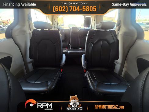 Used 2023 Chrysler Pacifica Touring-L FWD image 19