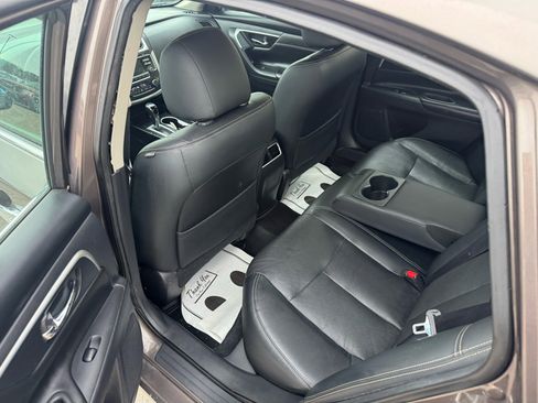 Used 2017 Nissan Altima 2.5 SL w/ Moonroof Package image 9
