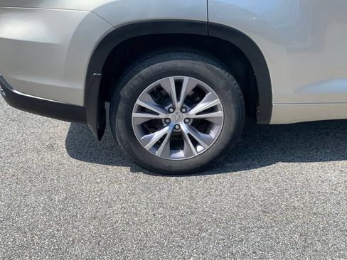 Used 2015 Toyota Highlander XLE AWD/4WD image 29