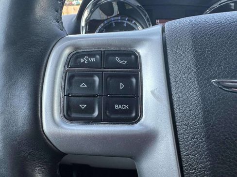 Used 2016 Chrysler Town & Country Touring-L FWD image 24