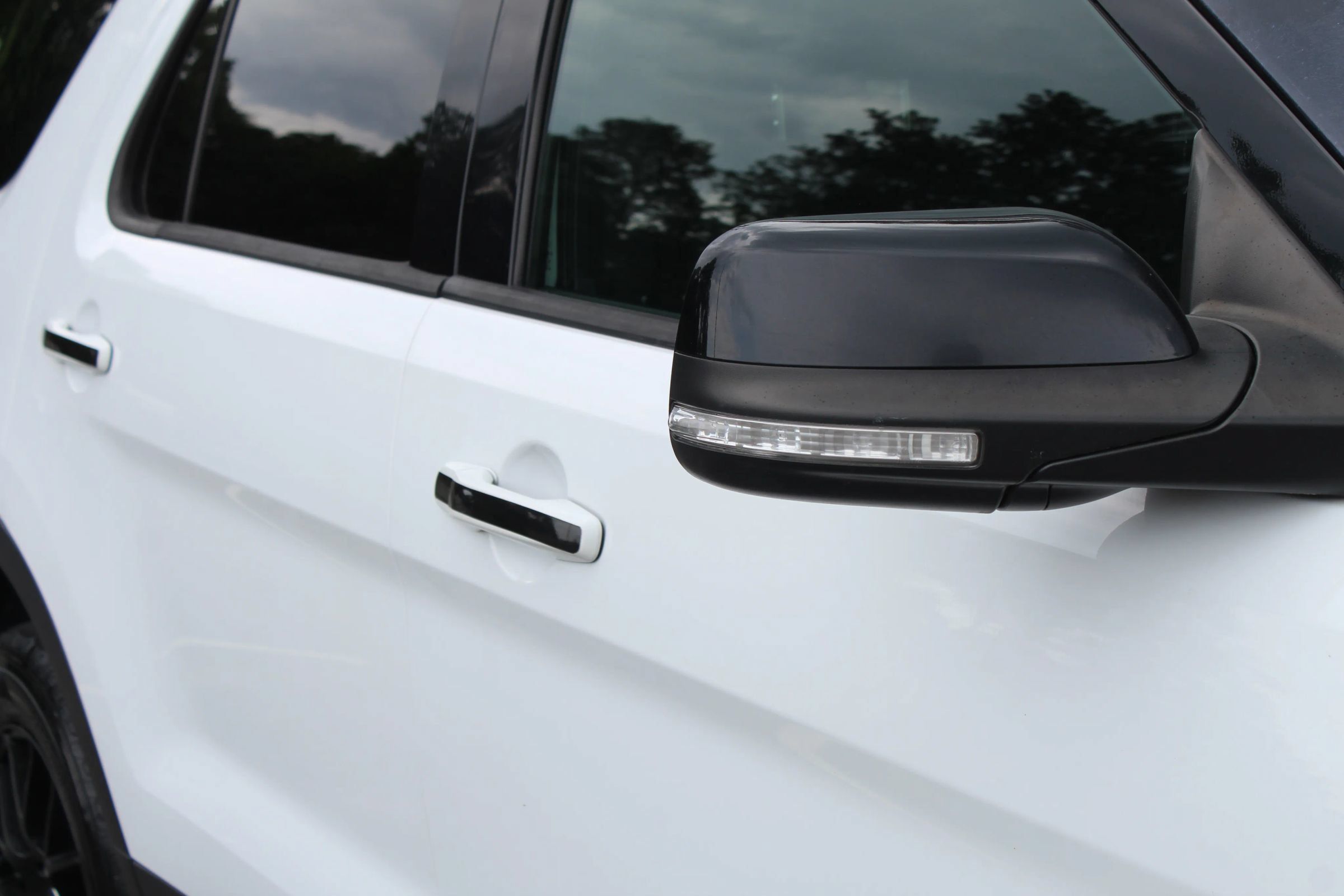 Used 2017 Ford Explorer XLT w/ Equipment Group 202A AWD/4WD image 37