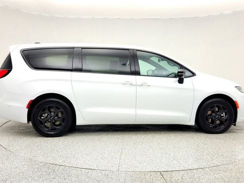 Used 2024 Chrysler Pacifica Limited FWD image 4