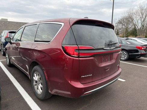 Used 2023 Chrysler Pacifica Touring-L image 2