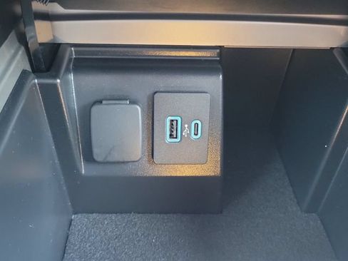 Used 2023 Ford Explorer Platinum w/ Technology Package AWD/4WD image 27