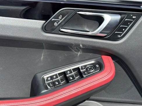 Certified 2025 Porsche Macan image 22