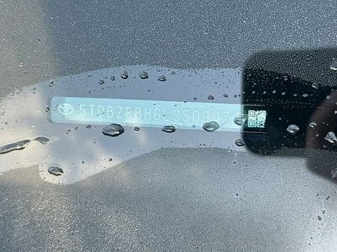 Used 2020 Toyota Highlander LE image 3