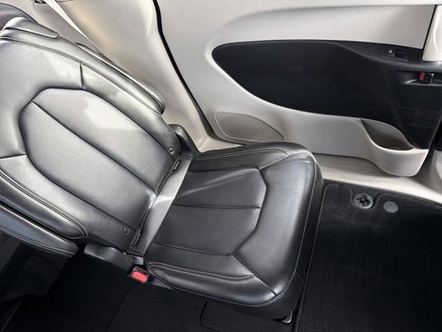 Used 2024 Chrysler Pacifica Touring-L image 14