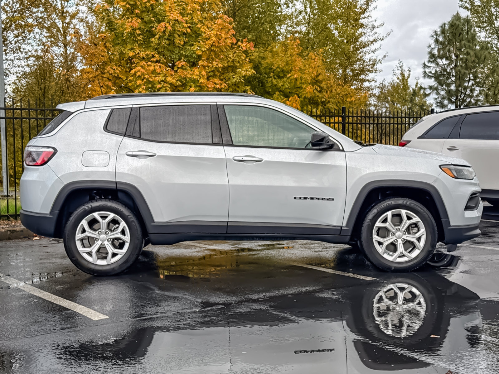 Used 2024 Jeep Compass Latitude AWD/4WD image 2