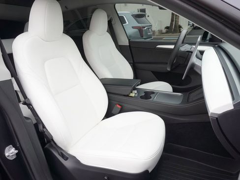 Used 2024 Tesla Model Y Long Range image 10