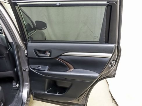 Used 2019 Toyota Highlander XLE image 29
