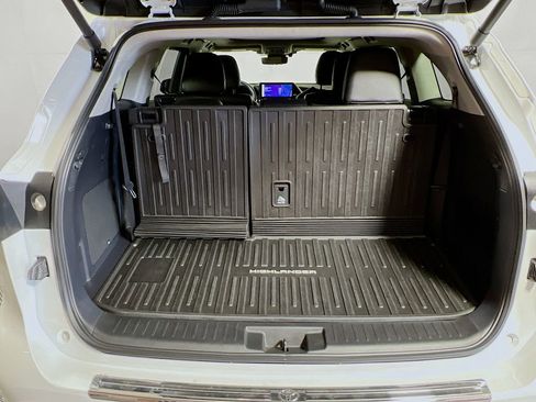 Certified 2024 Toyota Highlander Platinum AWD/4WD image 23