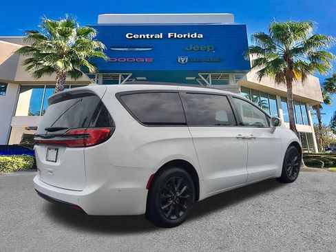 Used 2021 Chrysler Pacifica Touring-L w/ Premium & Safety Sphere Group FWD image 5