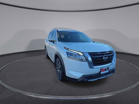Used 2023 Nissan Pathfinder Platinum image 2