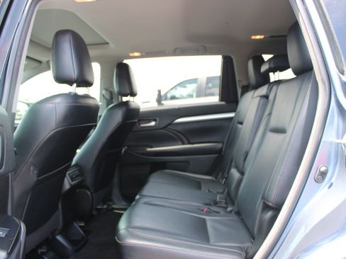 Used 2018 Toyota Highlander XLE AWD/4WD image 23