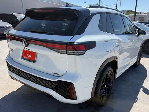 Certified 2025 Volkswagen Tiguan SE R-Line AWD/4WD image 9