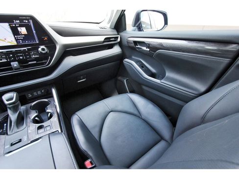 Used 2022 Toyota Highlander Limited FWD image 12