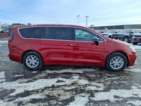 Used 2025 Chrysler Pacifica Select image 2
