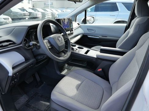 Used 2025 Toyota Sienna LE image 29