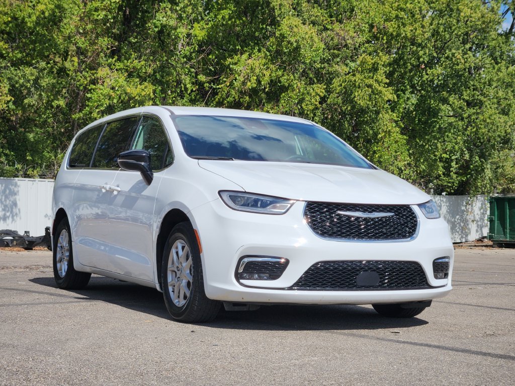 Used 2024 Chrysler Pacifica Touring-L FWD image 3