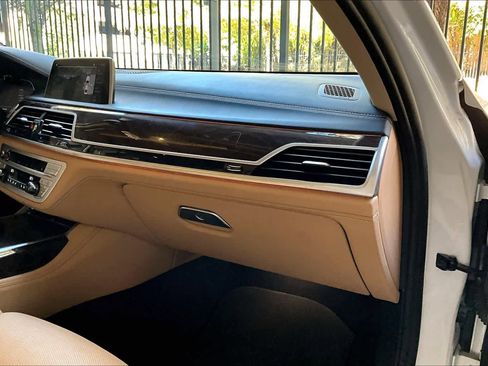 Used 2022 BMW 750i xDrive w/ Executive Package image 18