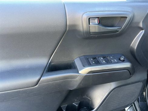Used 2022 Toyota Tacoma TRD Off-Road image 15