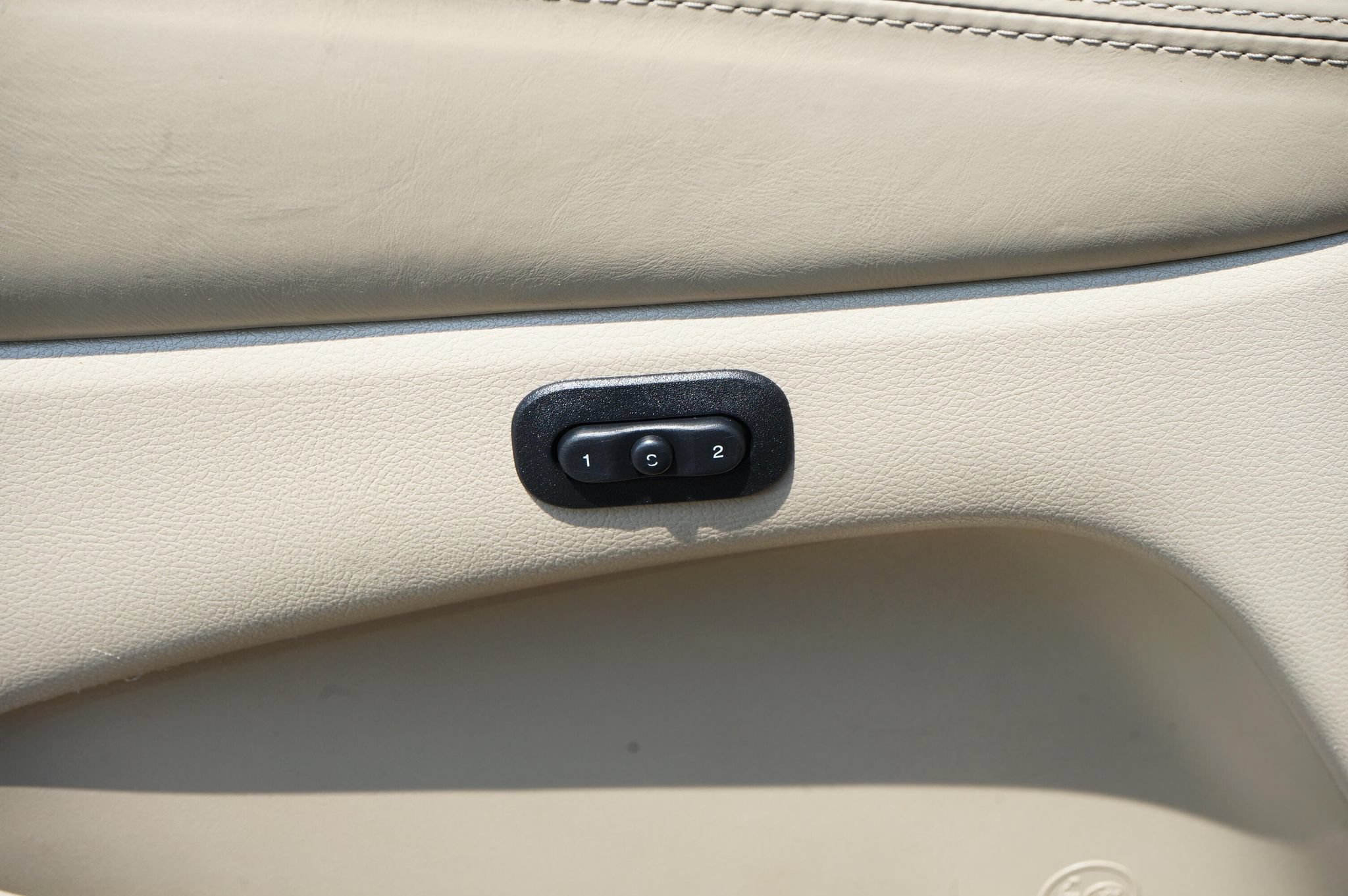 Used 2014 Jeep Grand Cherokee Overland AWD/4WD image 15