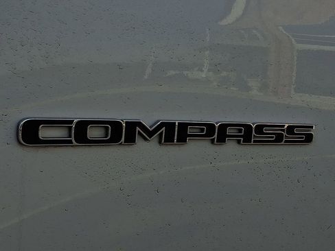 Used 2024 Jeep Compass Latitude image 30