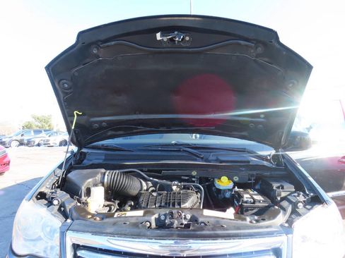 Used 2014 Chrysler Town & Country Touring image 33