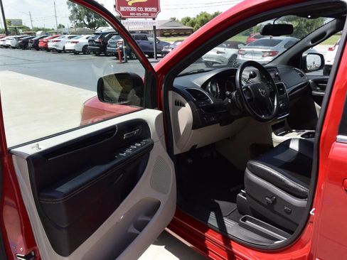 Used 2015 Dodge Grand Caravan SXT image 12