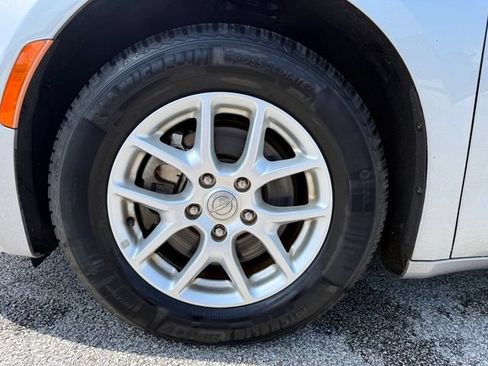 Used 2020 Chrysler Pacifica Touring-L FWD image 22