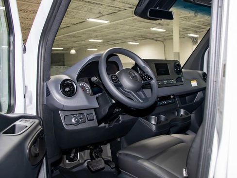 Used 2024 Mercedes-Benz Sprinter 2500 image 5