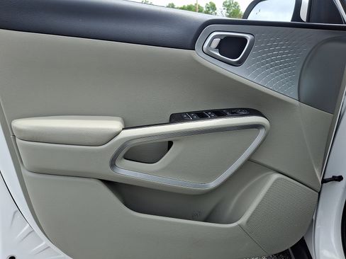 Certified 2025 Kia Soul LX w/ LX Technology Package FWD image 12