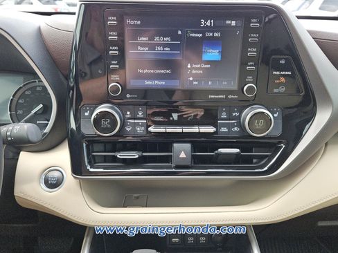 Used 2020 Toyota Highlander XLE FWD image 15