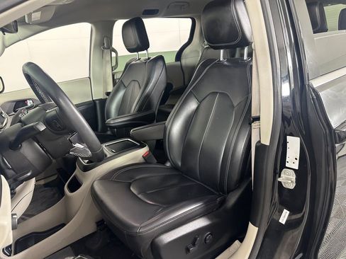 Used 2023 Chrysler Pacifica Touring-L FWD image 14