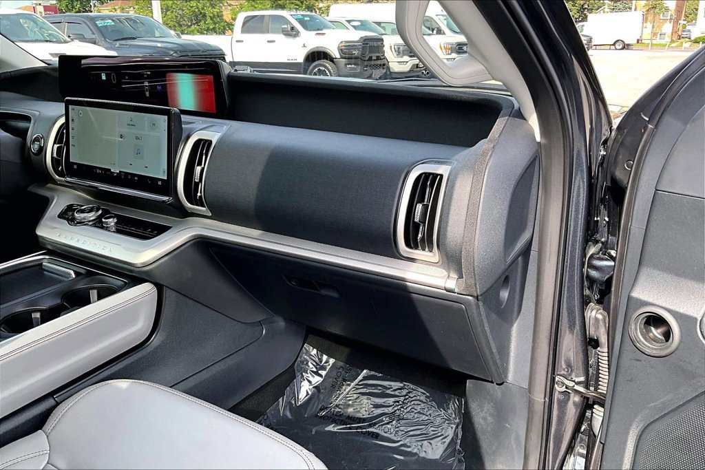 Certified 2025 Ford Expedition Active AWD/4WD image 15