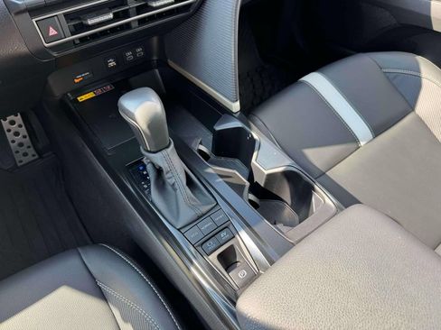 Used 2025 Toyota Camry SE AWD/4WD image 32