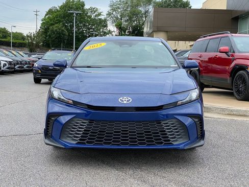 Used 2025 Toyota Camry SE FWD image 2