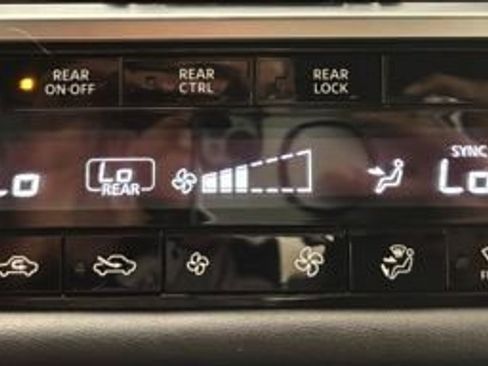 Used 2022 Nissan Pathfinder SV w/ SV Premium Package image 31