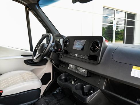 Used 2022 Mercedes-Benz Sprinter 2500 image 37