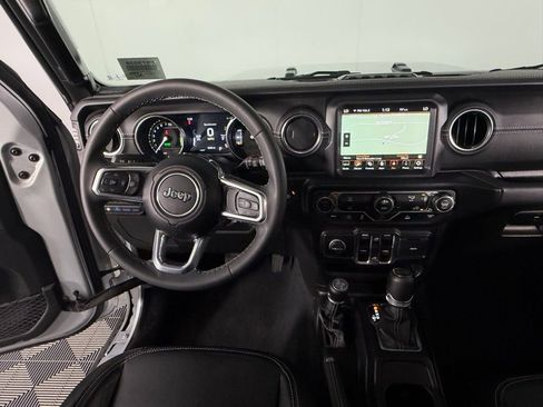 Used 2023 Jeep Wrangler Unlimited Sahara image 17