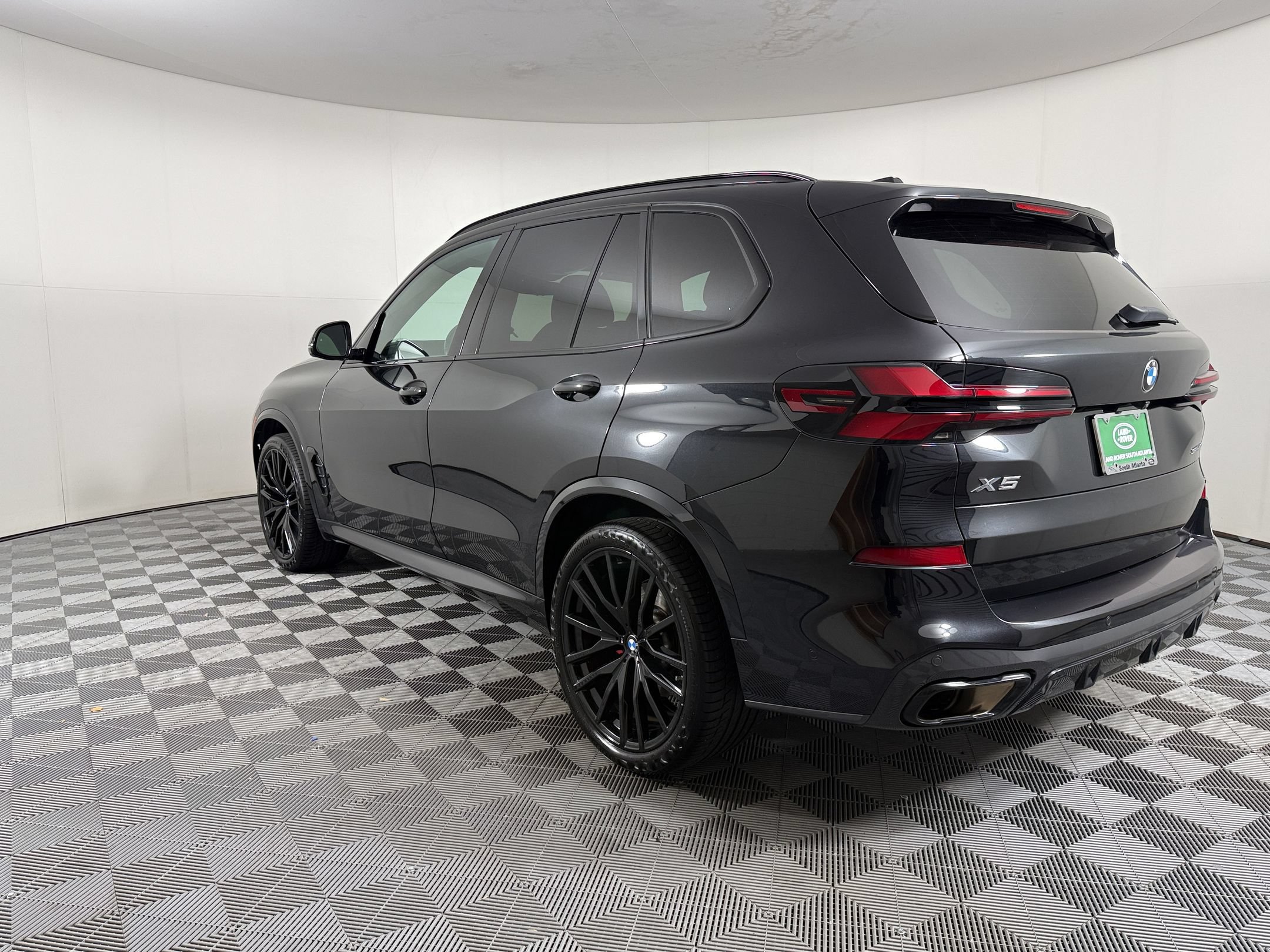 Used 2024 BMW X5 sDrive40i w/ M Sport Package RWD image 3