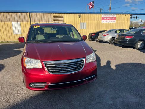 Used 2016 Chrysler Town & Country Touring FWD image 3