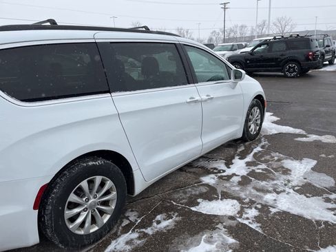 Used 2018 Chrysler Pacifica Touring Plus image 16