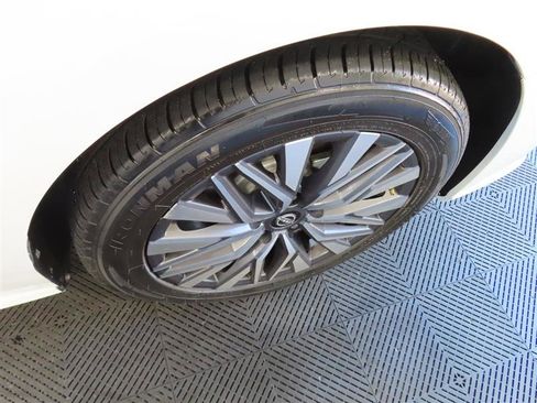 Used 2025 Nissan Altima 2.5 SV image 9