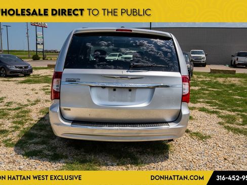Used 2012 Chrysler Town & Country Touring w/ Entertainment Group #1 FWD image 22