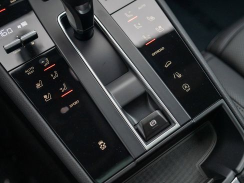 New 2026 Porsche Macan image 20