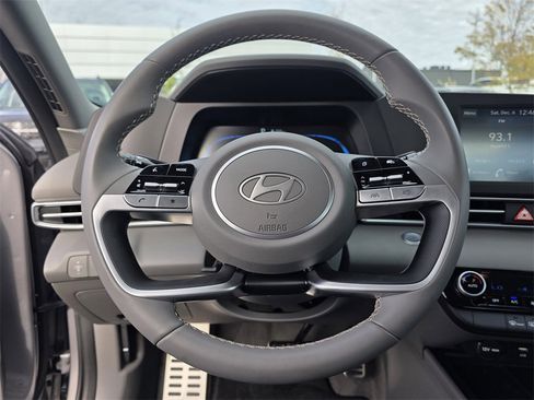 Certified 2025 Hyundai Elantra Sport image 22